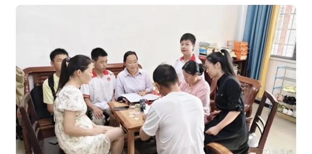 暑假开始了，一些地方组织教师大规模“防溺水走万家”活动或者“巡河”活动开始了，荆