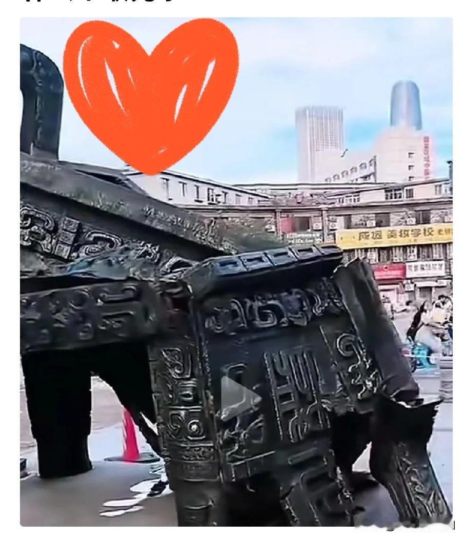 讽刺拉满！沈阳那尊“诚信宝鼎”，让一场雨给泡塌了。这座鼎2017年街区改造时
