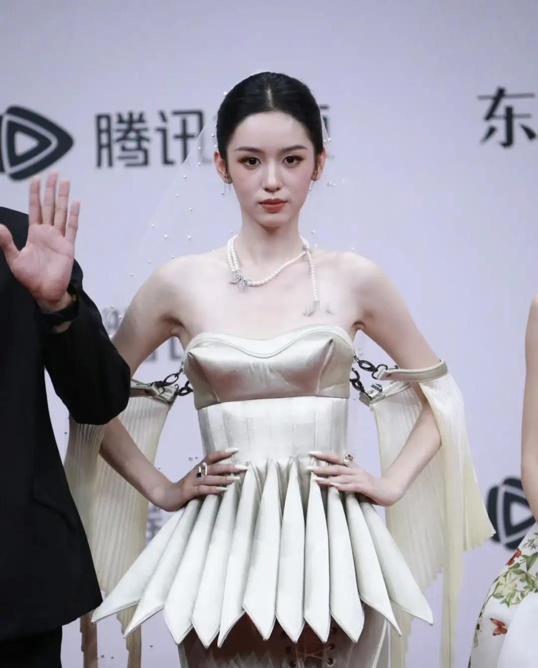 没想到女演员周也这位1988年出生，95小花里的颜值扛把子，脸竟然垮了。这次