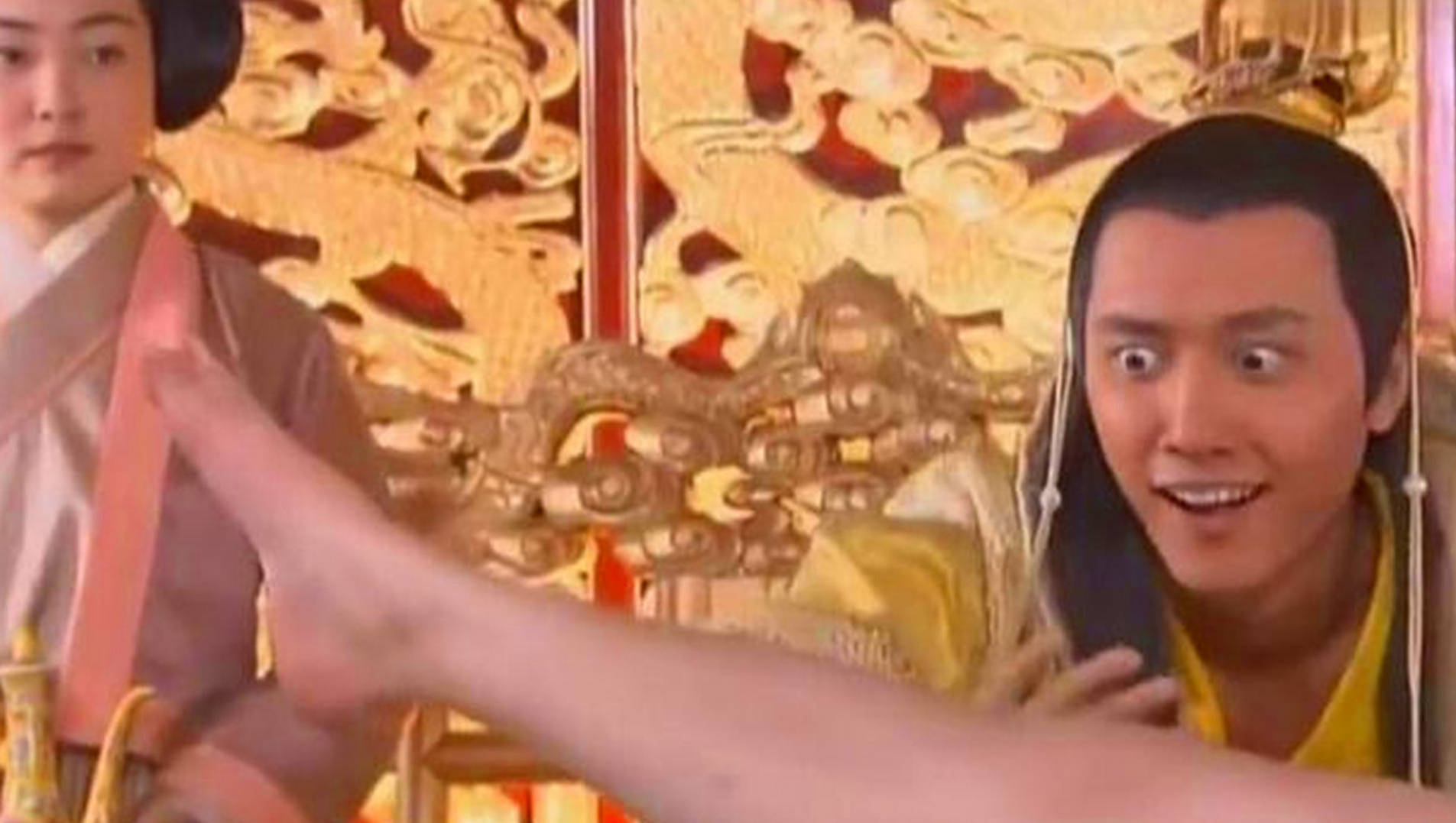 499年，南齐皇帝将宠妃潘玉儿的脚，轻含嘴里不断吮咬。不料潘玉儿却惹恼起来，她拿