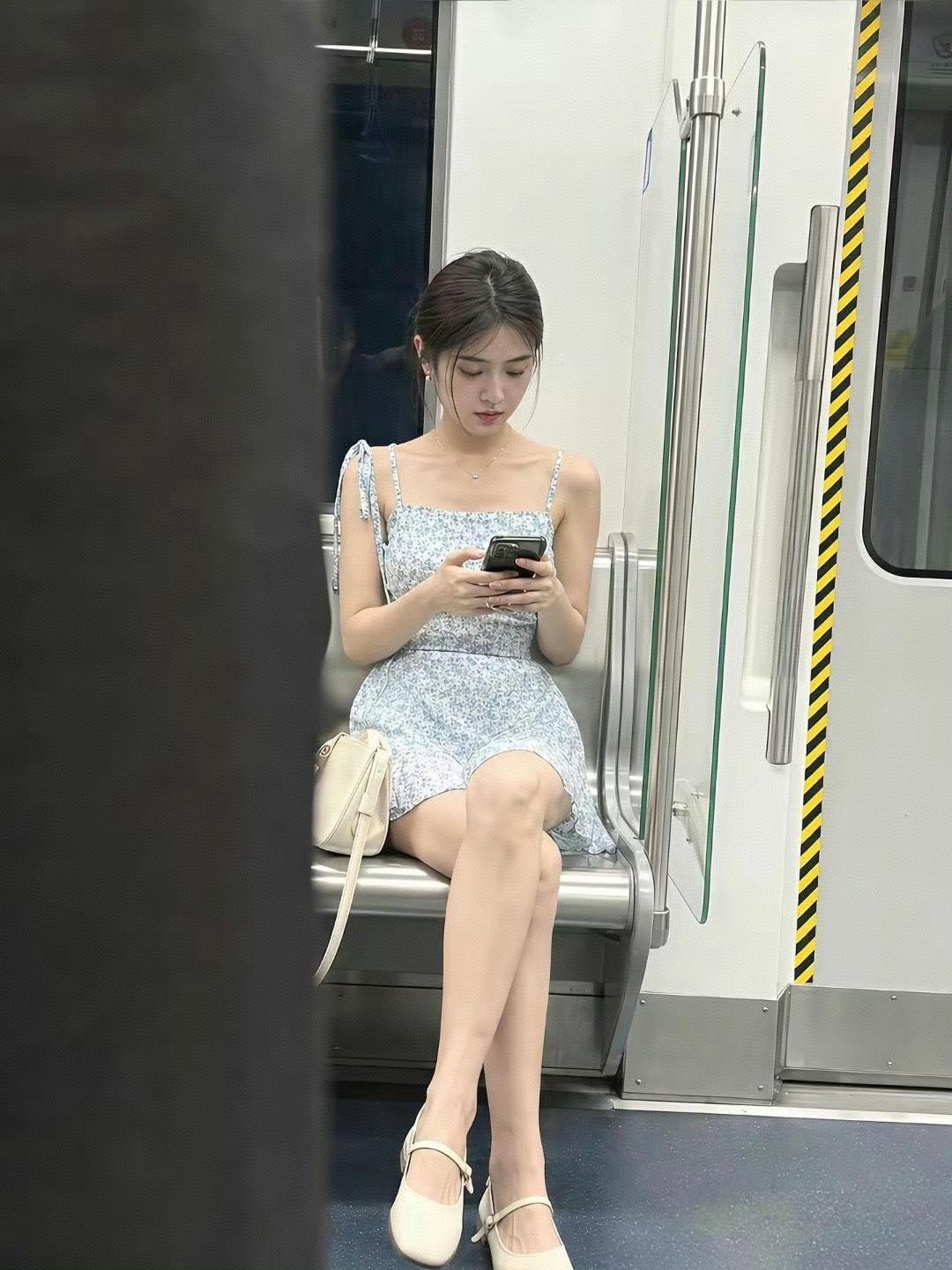 地铁上看到的最漂亮的女生了，颜值不比明星差。