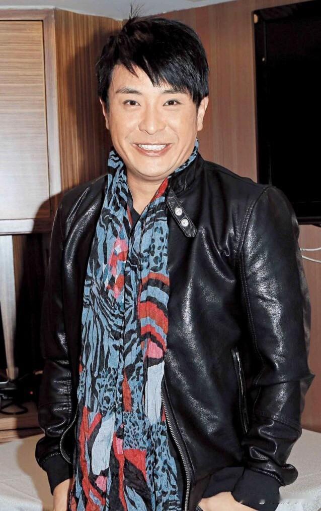 他11岁被抛弃，父母彻底分开，父亲转身没了音讯，母亲带走弟弟改嫁移民国外，把他托