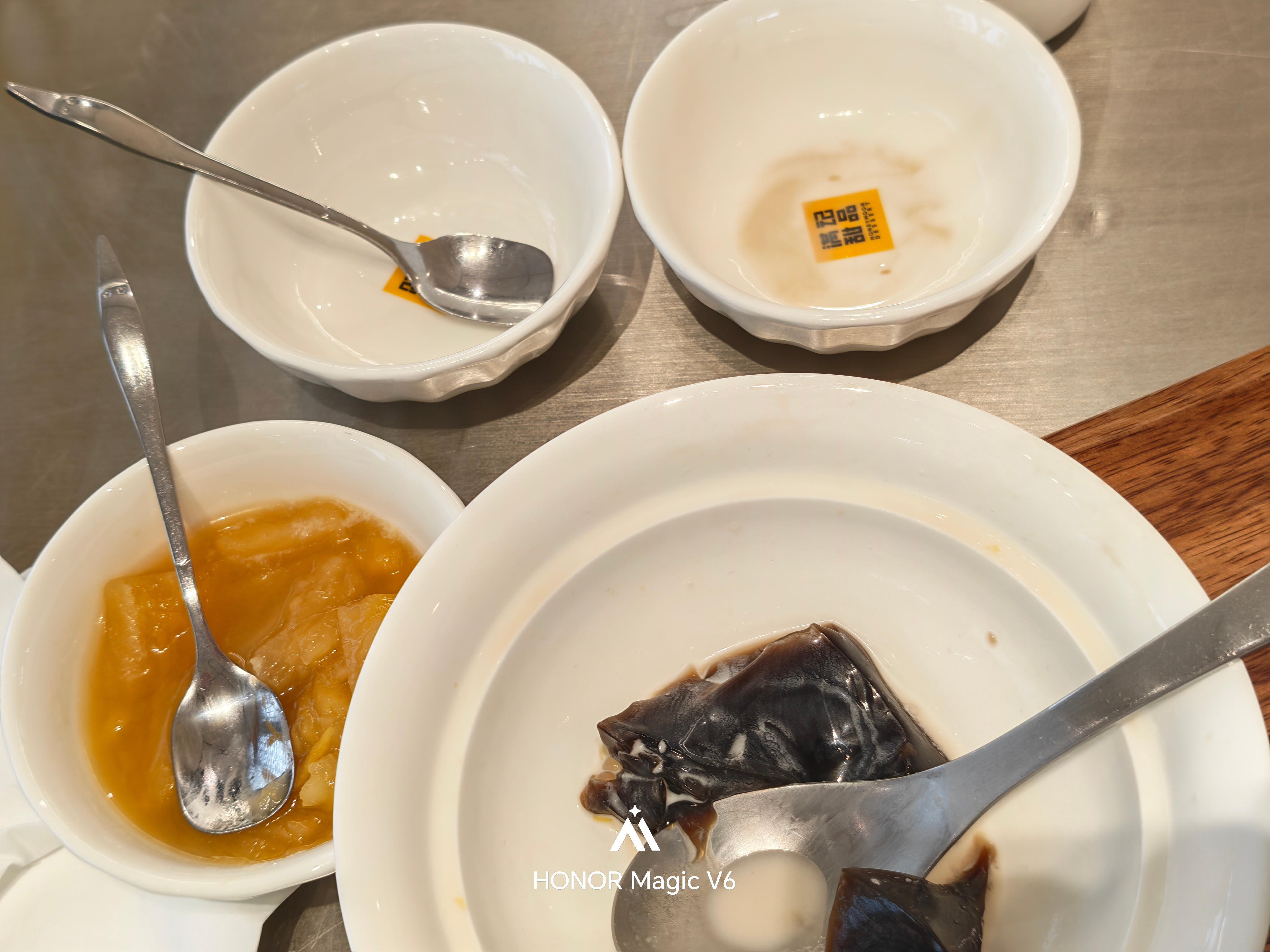 人傻了，以为就是简单的加点配料，没想到都是一碗一碗装的吃了一份超豪华的甜水，竟然