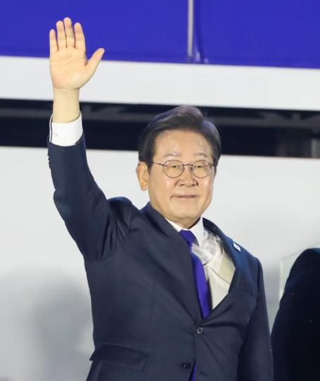 老师变同学！韩国终于承认中国半导体比它强！李在明说了句实话。他说中韩过