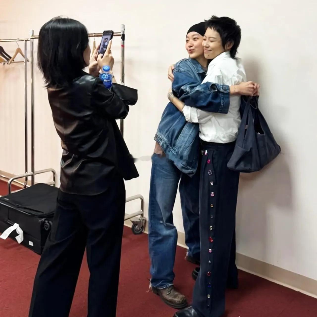 陈奕迅女儿晒出和窦靖童、甄济如的合影，星二代们都长大了，她们的爹妈都太大牌了！她