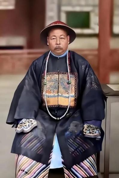 收复新疆后，左宗棠杀掉了所有俘虏，包括降俘。然而，左宗棠手上沾满了血，却没人骂，