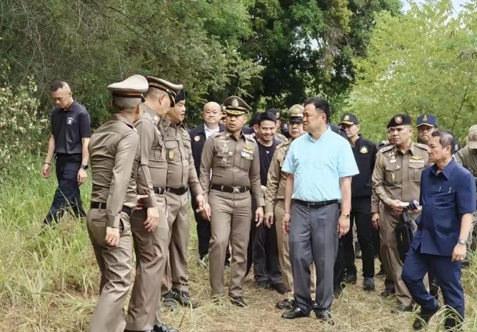 泰国人现在估计后悔把选票投给阿努廷了吧？阿努廷从担任泰国副总理兼内政部长到看守总