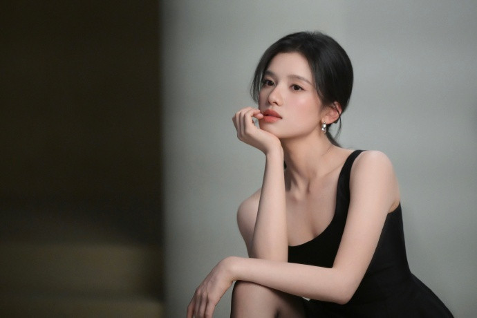 张婧仪新代言拍摄花絮照，自然高级的妆造，此女依旧拍什么都像大片