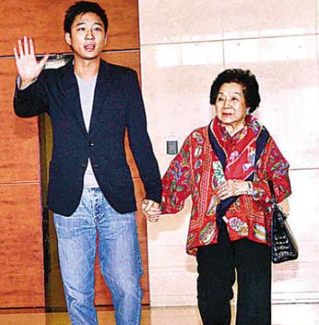 2013年，郭晶晶诞下长子霍中曦，90岁太奶奶吕燕妮在孙子霍启山搀扶下亲赴医院探