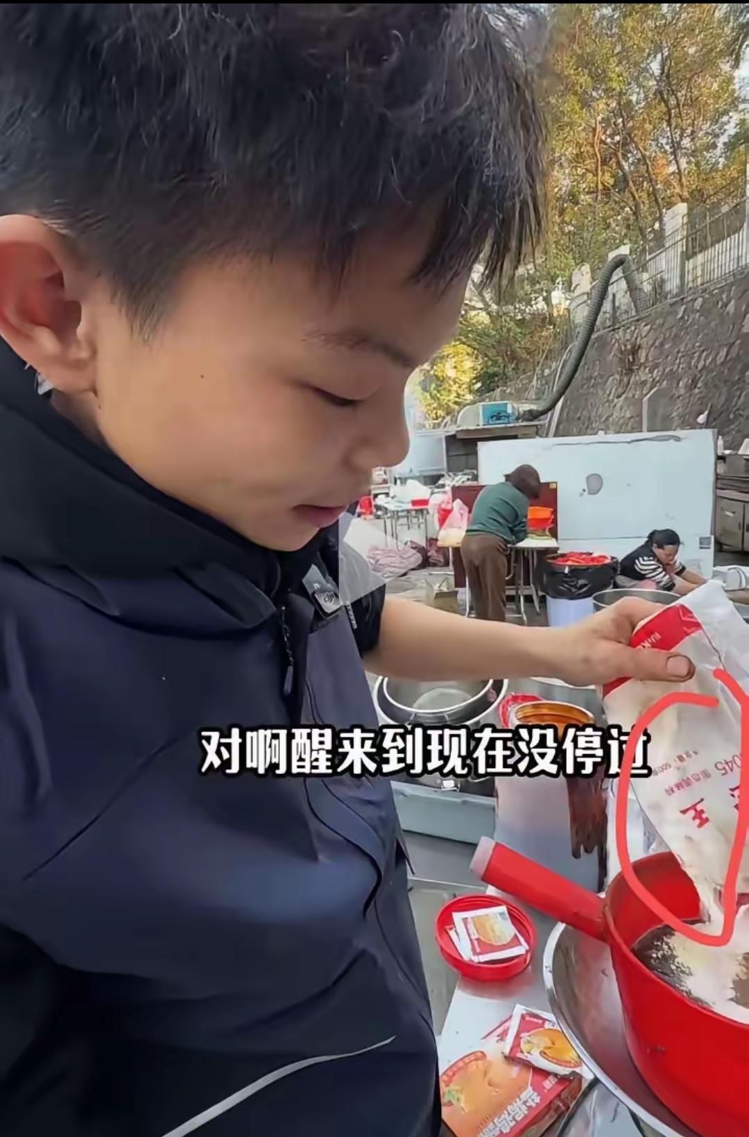 奉劝大家一句再火的路边摊也尽量少去吃最近16岁卖烤鸡的少年爆火，但有网友