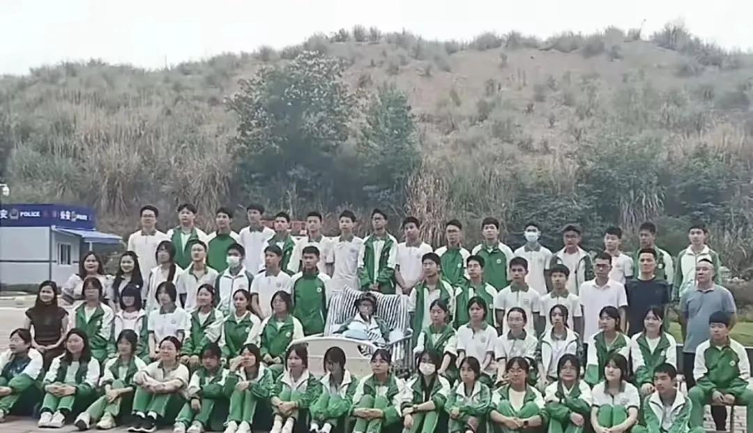 说句实话，感觉去跟初三患病男孩拍班级照的同学，有些也是害怕的，因为大合影还戴口罩