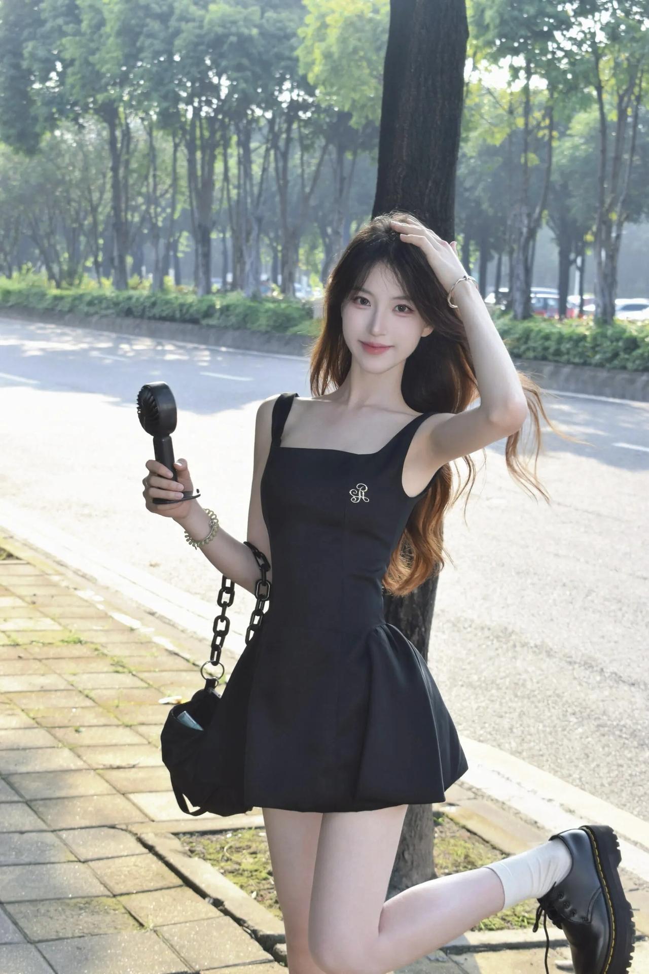 夏风里的黑裙叙事：一组城市人像的温柔解析