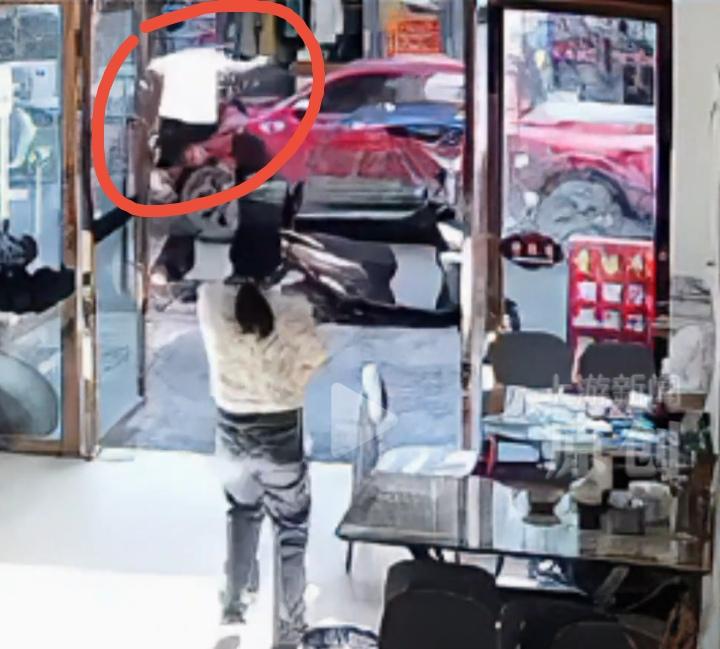 见义勇为这名白衣男子，身份被扒，原来他是一名退伍老兵，叫王启铭，福建泉州人士，1