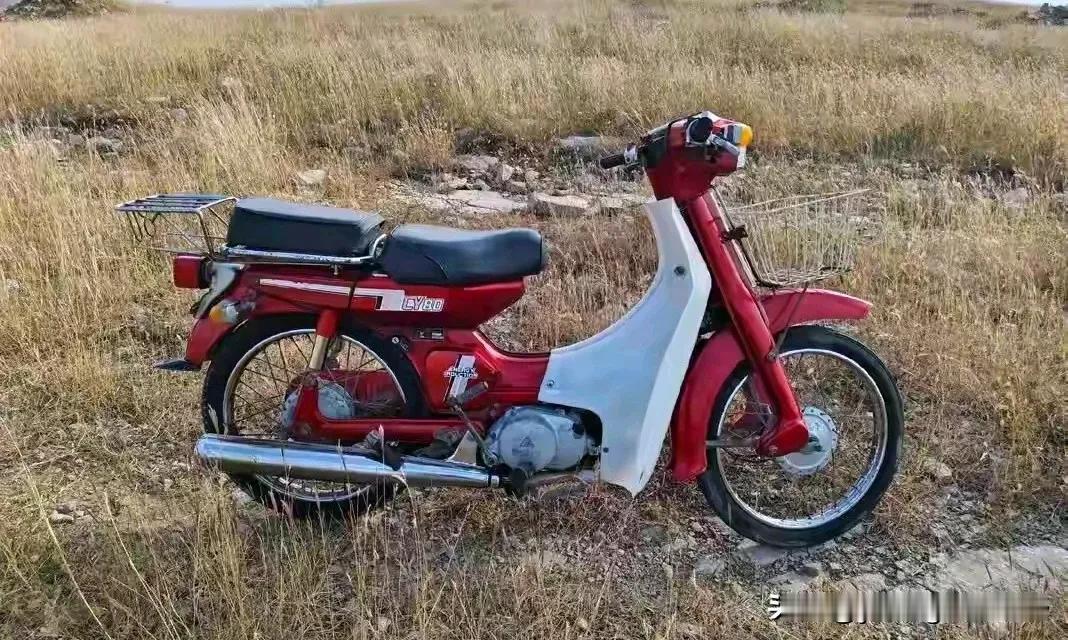 重庆CY80弯梁摩托车，这也是一款非常经典的小排量摩托了。上个世纪80年代，这款