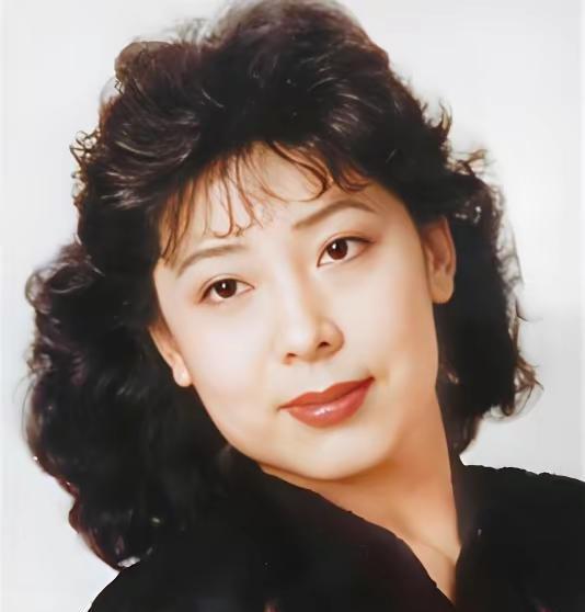 1990年，歌唱家关牧村因丈夫长期家暴，毅然提出离婚，丈夫却强硬地说：“离婚可以