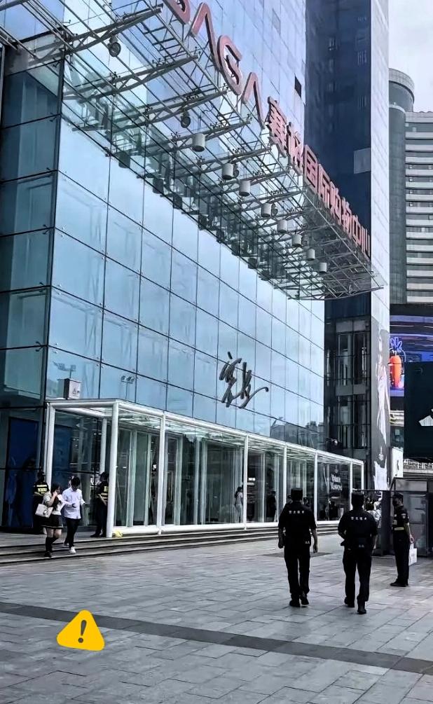 赛格拆店，拆掉了一条命？越扒越有！赛格6月30日下发撤柜通知，当晚就拆除品