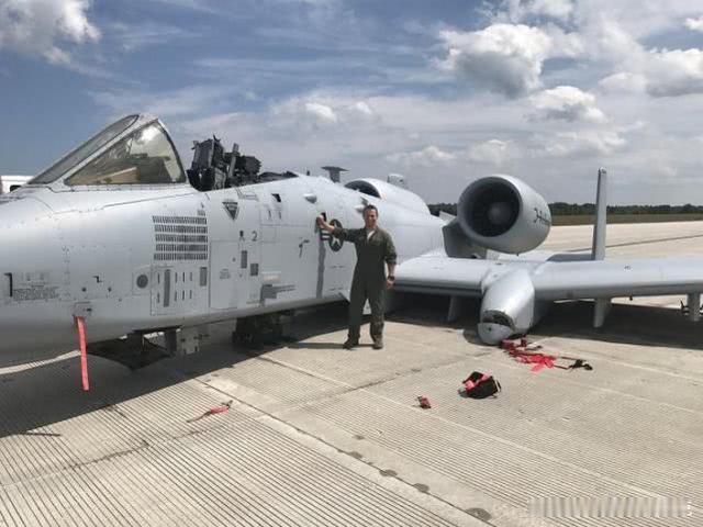 为什么A10疣猪攻击机起飞后轮子并没有完全收回，而是依然支棱在空中？这并非设计上