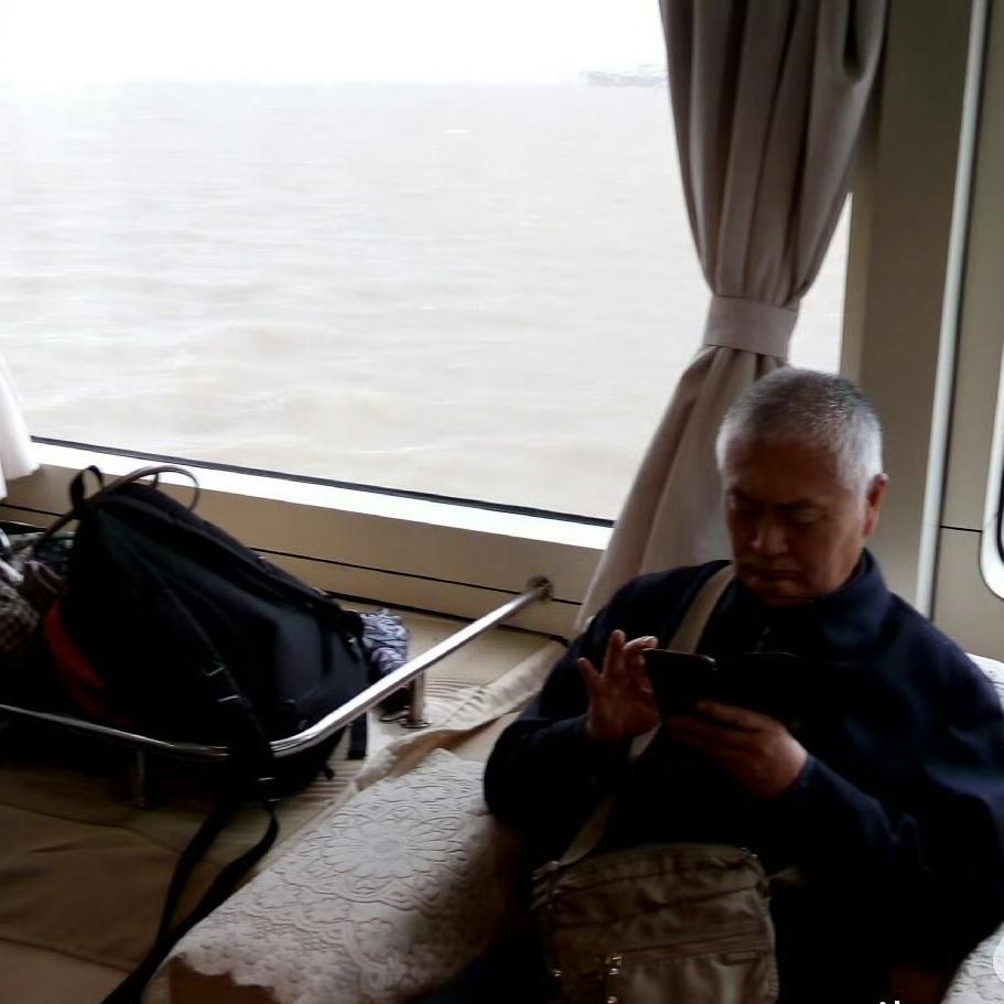 2016年，陈小鲁参加完岳母楚青的江葬仪式后，一张罕见的留影，就在4月16日下午
