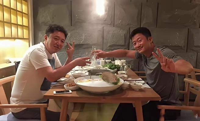 相声皇后和功夫巨星吴京的私人饭局！没想到两人碰杯时，谦哥的酒杯比吴京的还要低很多