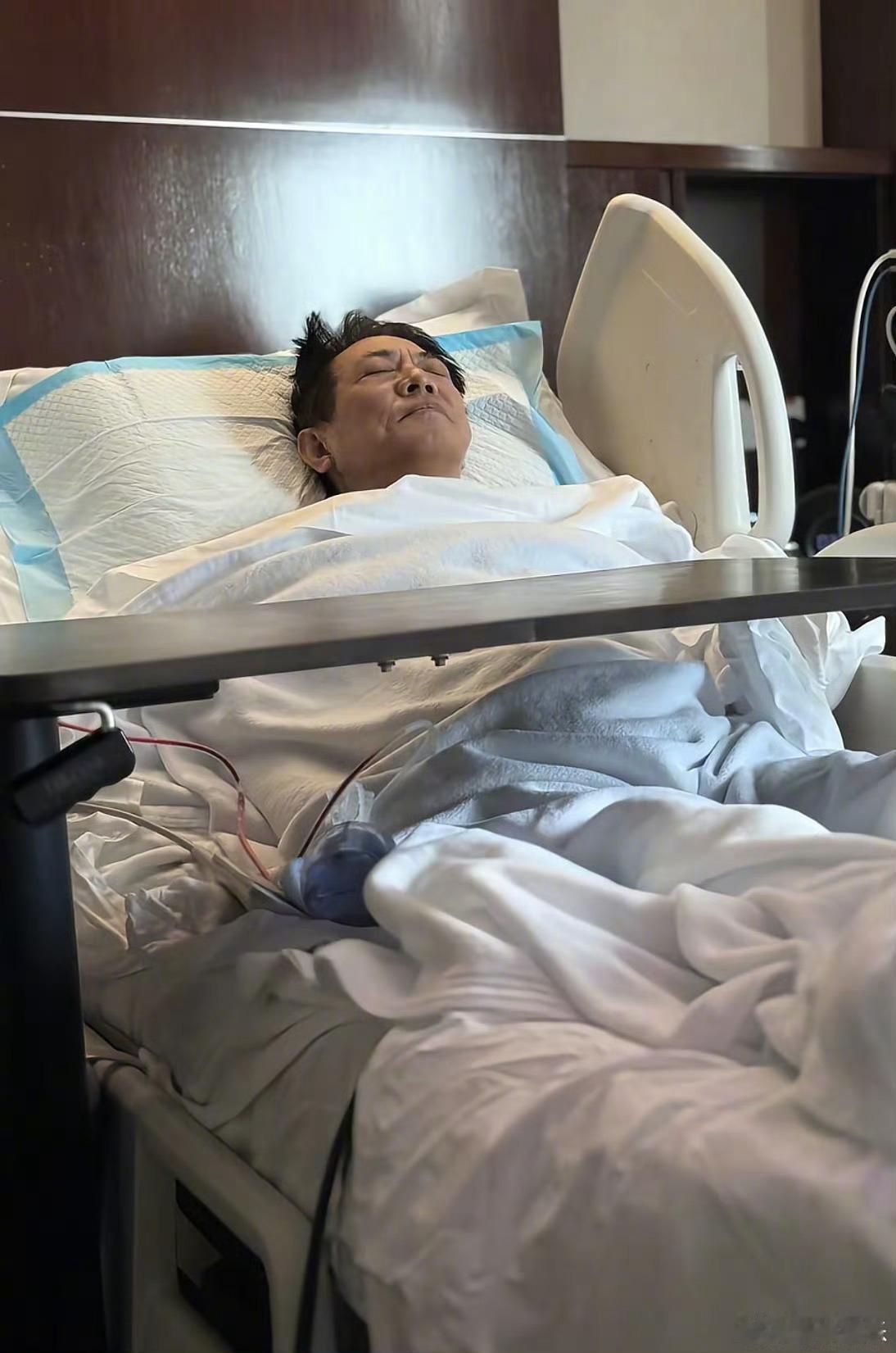 李连杰发文报平安！称已坦然面对生死。看到李连杰躺在病床上的照片，大家都吓死了