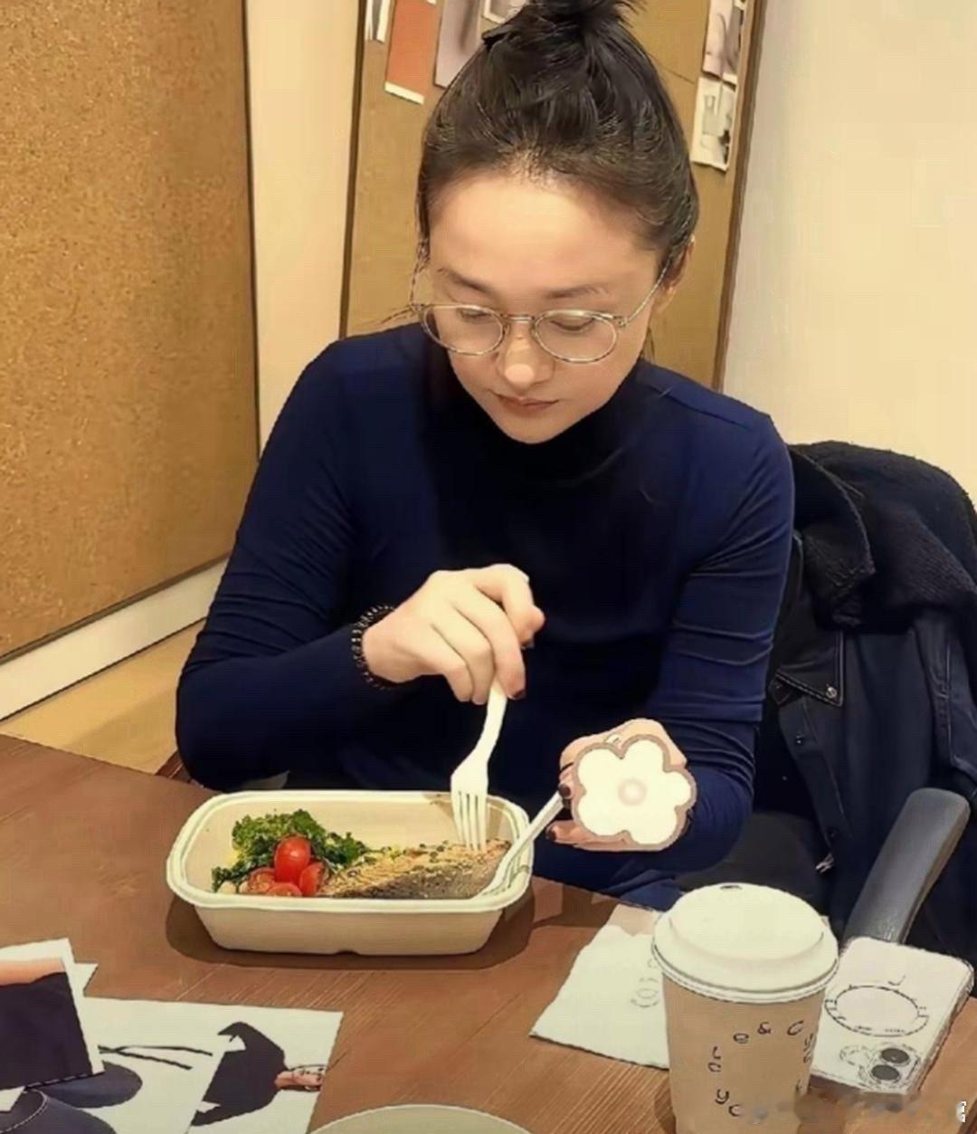 周迅真自律，一个人吃得好清淡。