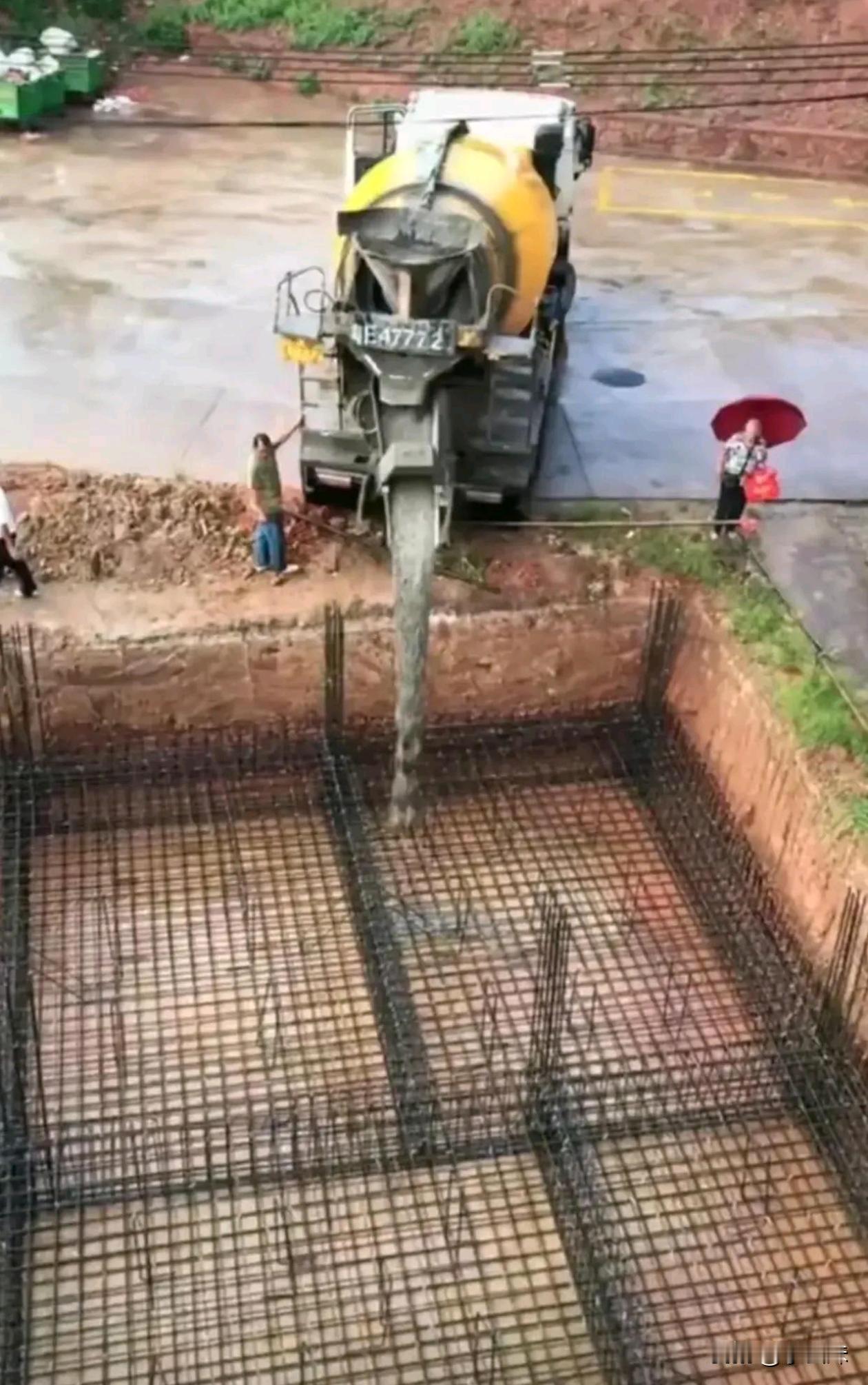 这农村自建房的地基打的也太豪横了吧