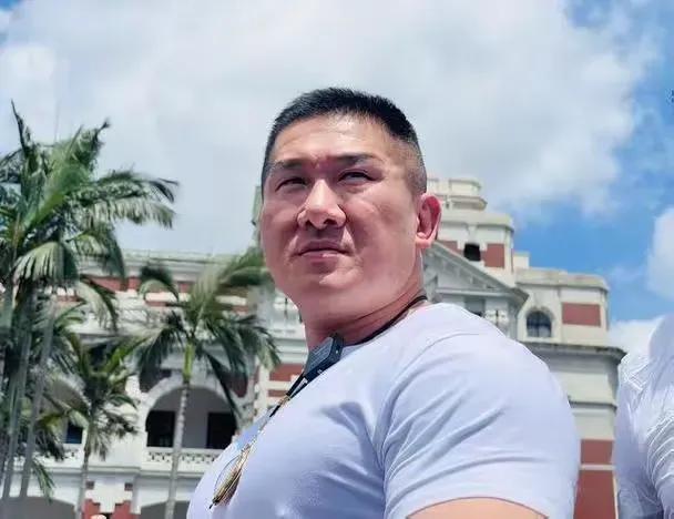馆长昨天21日在节目中表示，“请问，我在国民党部里面哪一句话讲得是错的？今天‘中