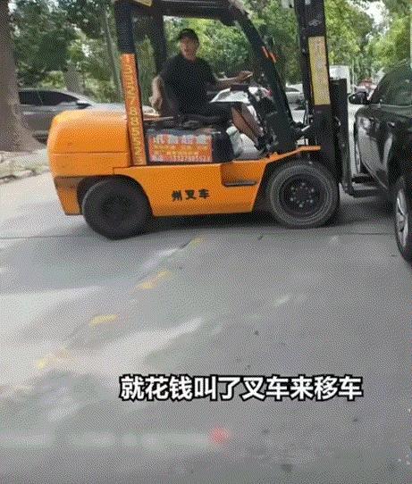江苏常州，一男子因着急驾车驶上高速回家，结果到了自己停车地方才发现，自己的车辆竟
