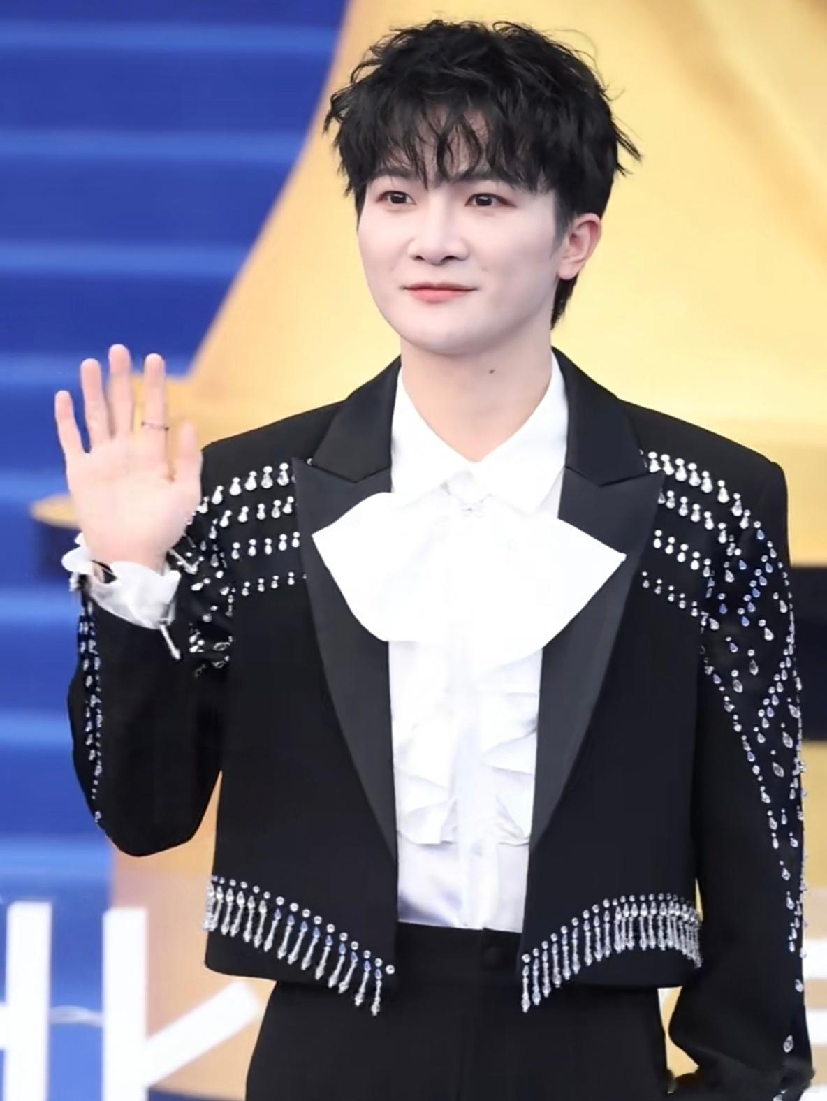 周深✨周深演唱会四城官宣✨周深暑期八场演唱会落日沉溺山海，晚风沦陷