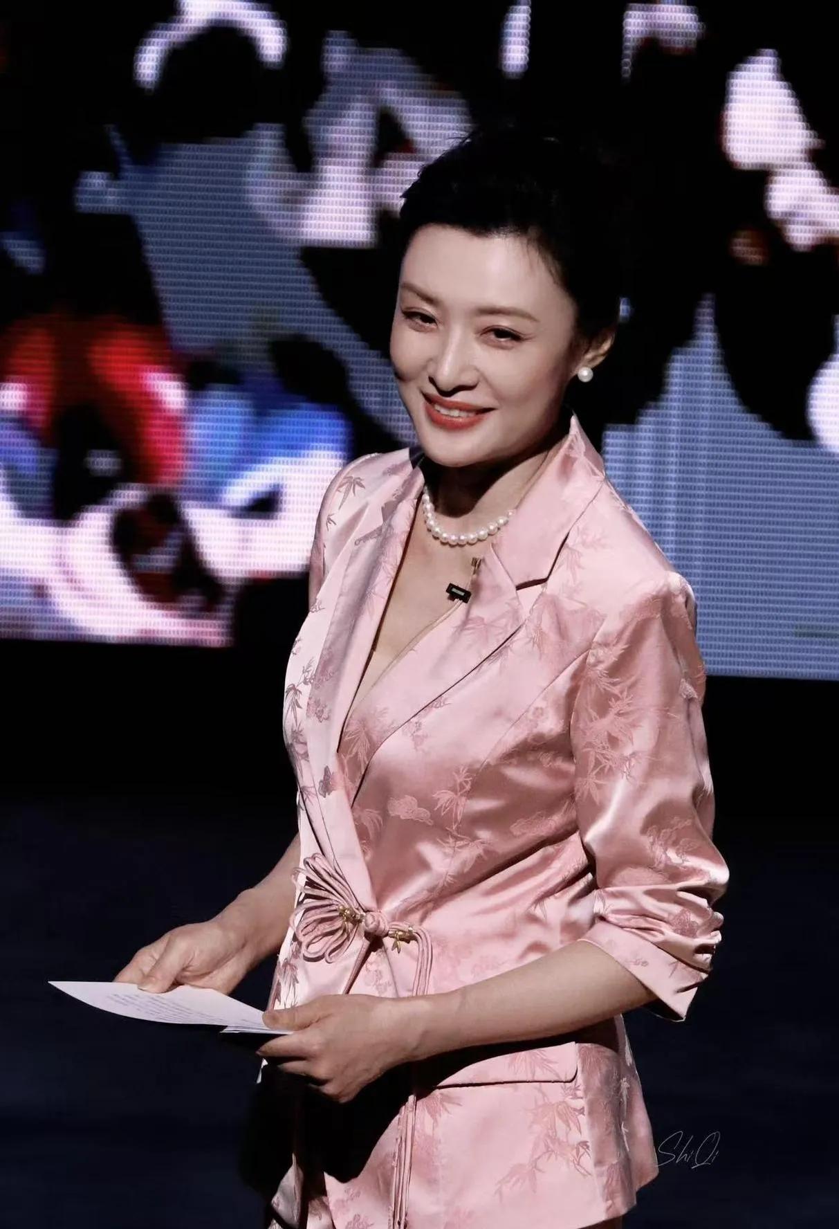 57岁周涛才是东方美人天花板✨这一身粉色缎面西装套装真的美到我心巴上了！