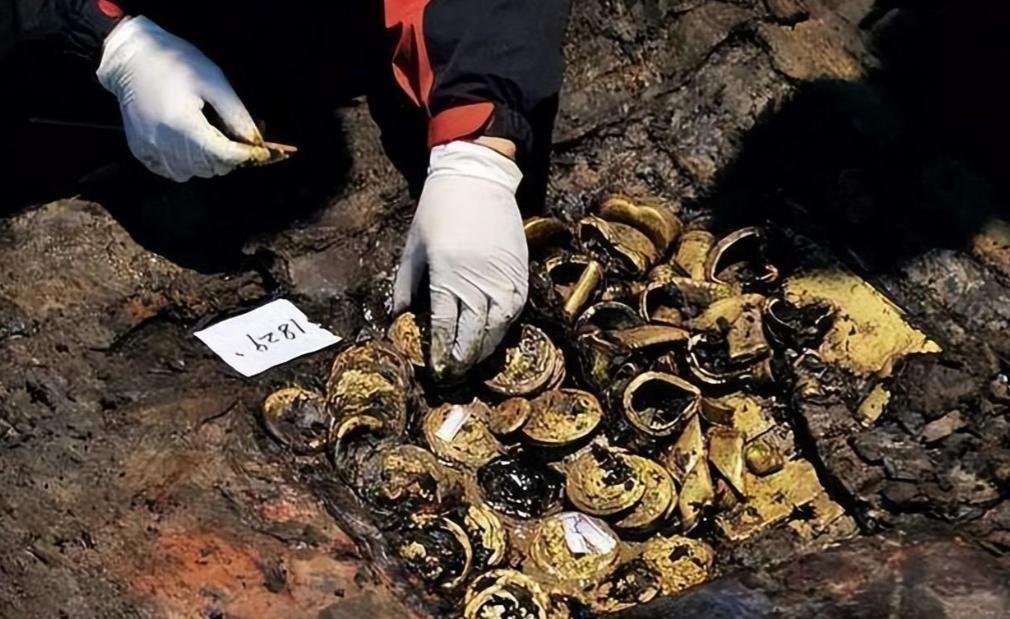 盗墓界中流传着一个不成文的行规：金银财宝都可以拿，唯一一样东西绝对不能碰公元