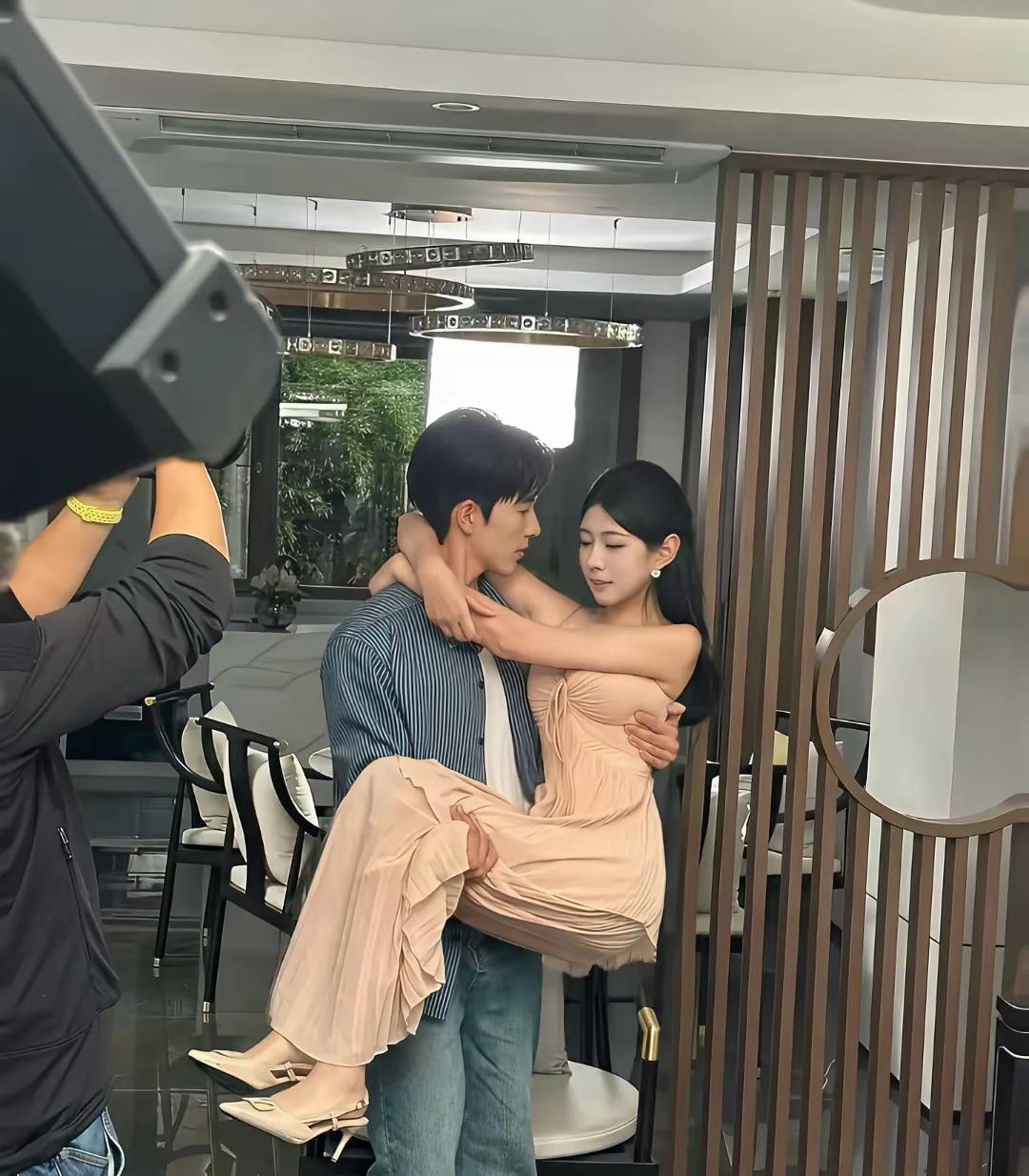 你知道为什么电视剧里公主抱直拍上半身吗？实际上下面是支架拖着的一方面拍的时间