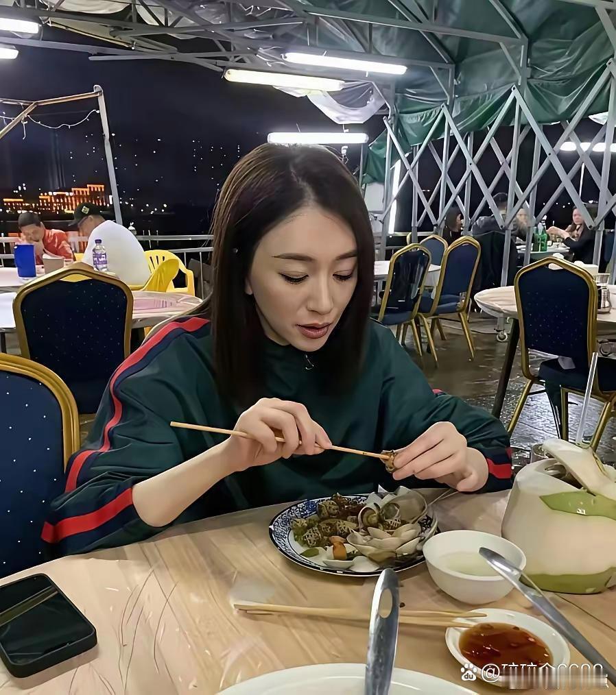 李小冉食量看着不小，身材却依旧纤细，实在让人羡慕。