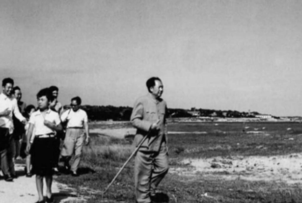 1954年，毛主席去北戴河游泳，过程中碰到一个老渔夫，老渔夫不知毛主席身份，随意