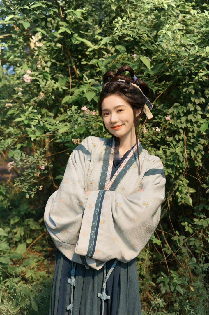 演员真的是职业要求要瘦、要上镜，但是很多还是高中生、中学生的女孩子为了减肥把自己