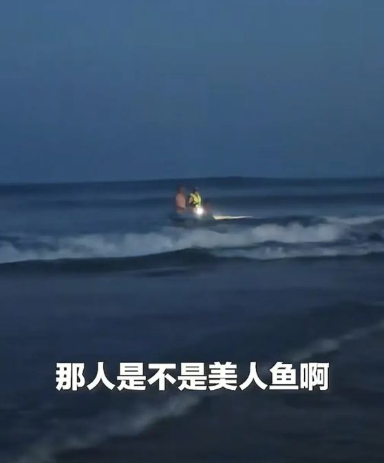 上央视新闻了！山东威海，一摆摊老板拿着探照灯，夜幕时分孤身从海中救回一对父子。