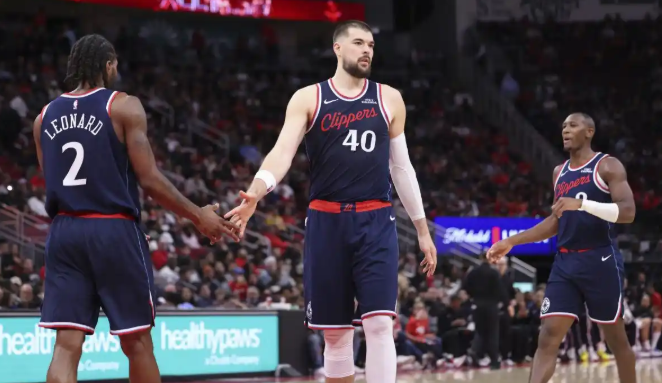 尼克斯近十场比赛，仅胜了开拓者和拥有祖巴茨的快船我记得当时在区里说：“祖巴茨上