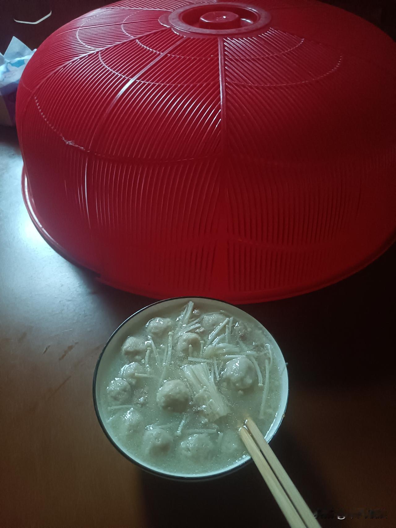 8月26号时雨时阴天气，早餐寒酸就煮了一碗肉丸加金珍菇吃，什么都没吃了。