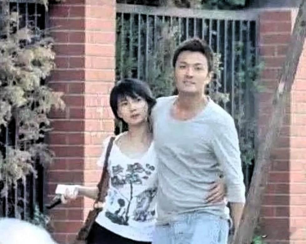 说起来也是可惜，高圆圆和于小伟当年被人拍下过这么亲密的一幕。俩人悄没声地谈了好几