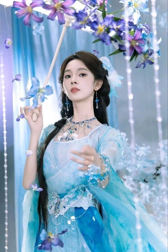 陈瑶古装跳舞仙品陈瑶的古装舞姿堪称一绝，身段轻盈曼妙，举手投足古韵满满。身姿舒