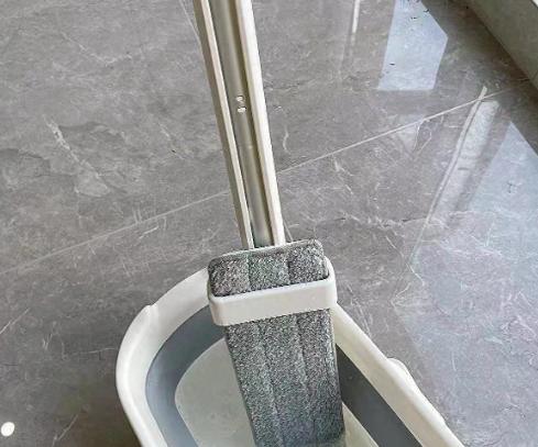 以前我不信邪，买瓷砖只图好看，选了柔光面。结果每天拖地，拖把过去一道印，干了还有