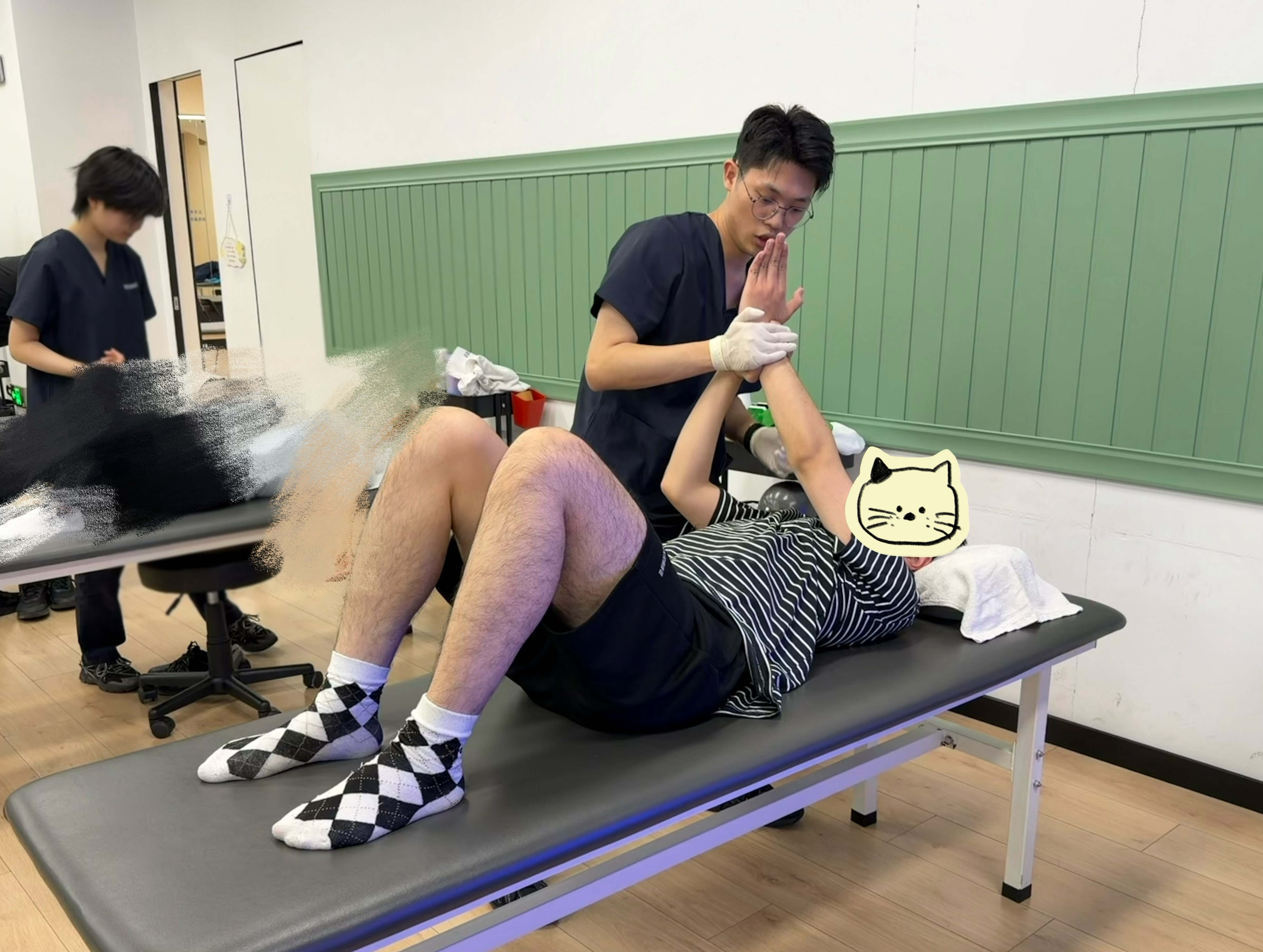 康复案例在北京奥森门诊治疗的患者，平时爱打篮球，多年且多部位的损伤——右肩➕左