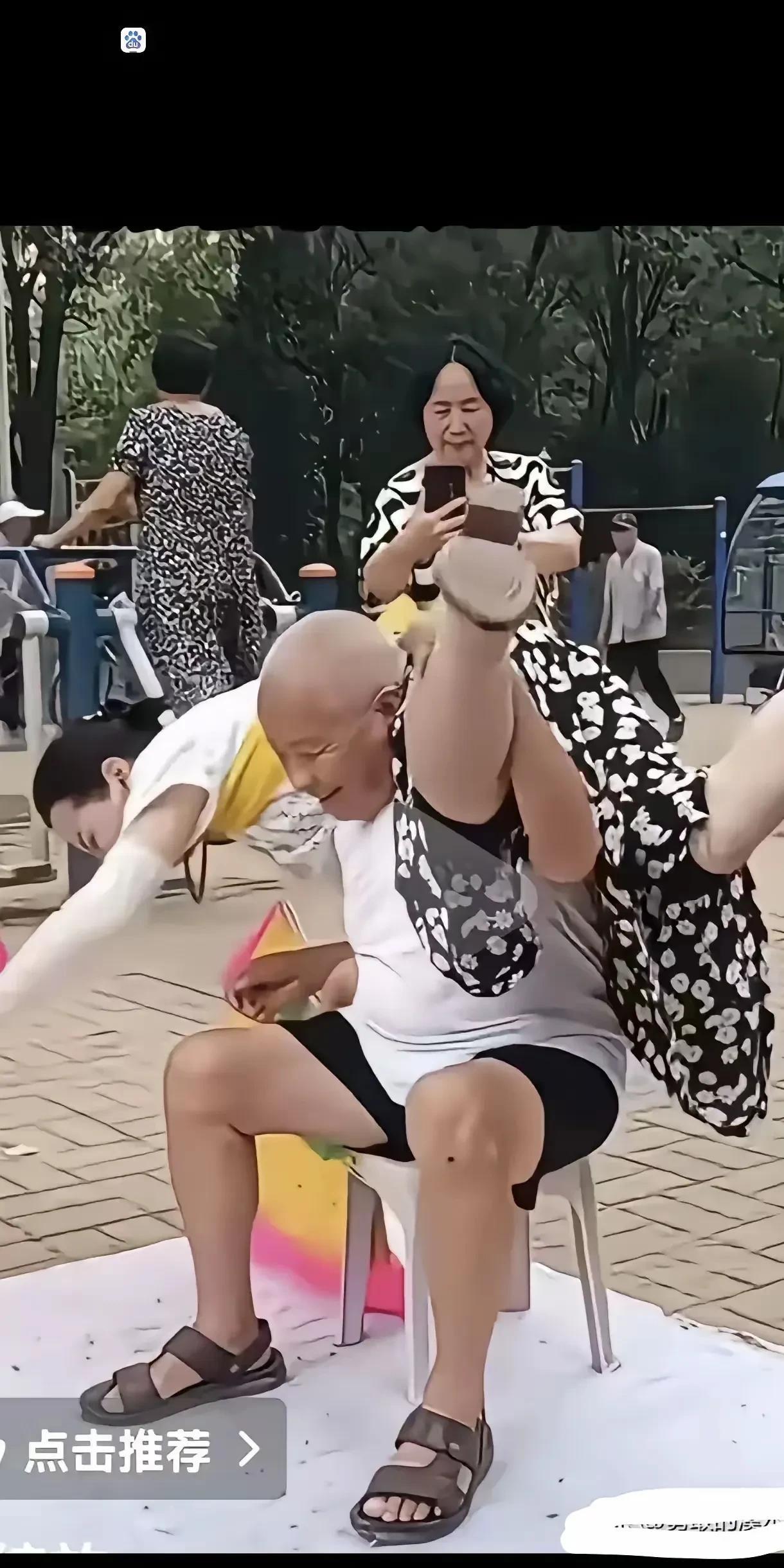 “别说不是夫妻，就是夫妻也不能在大庭广众之下玩这花样，有伤风化。再说还是危险动作