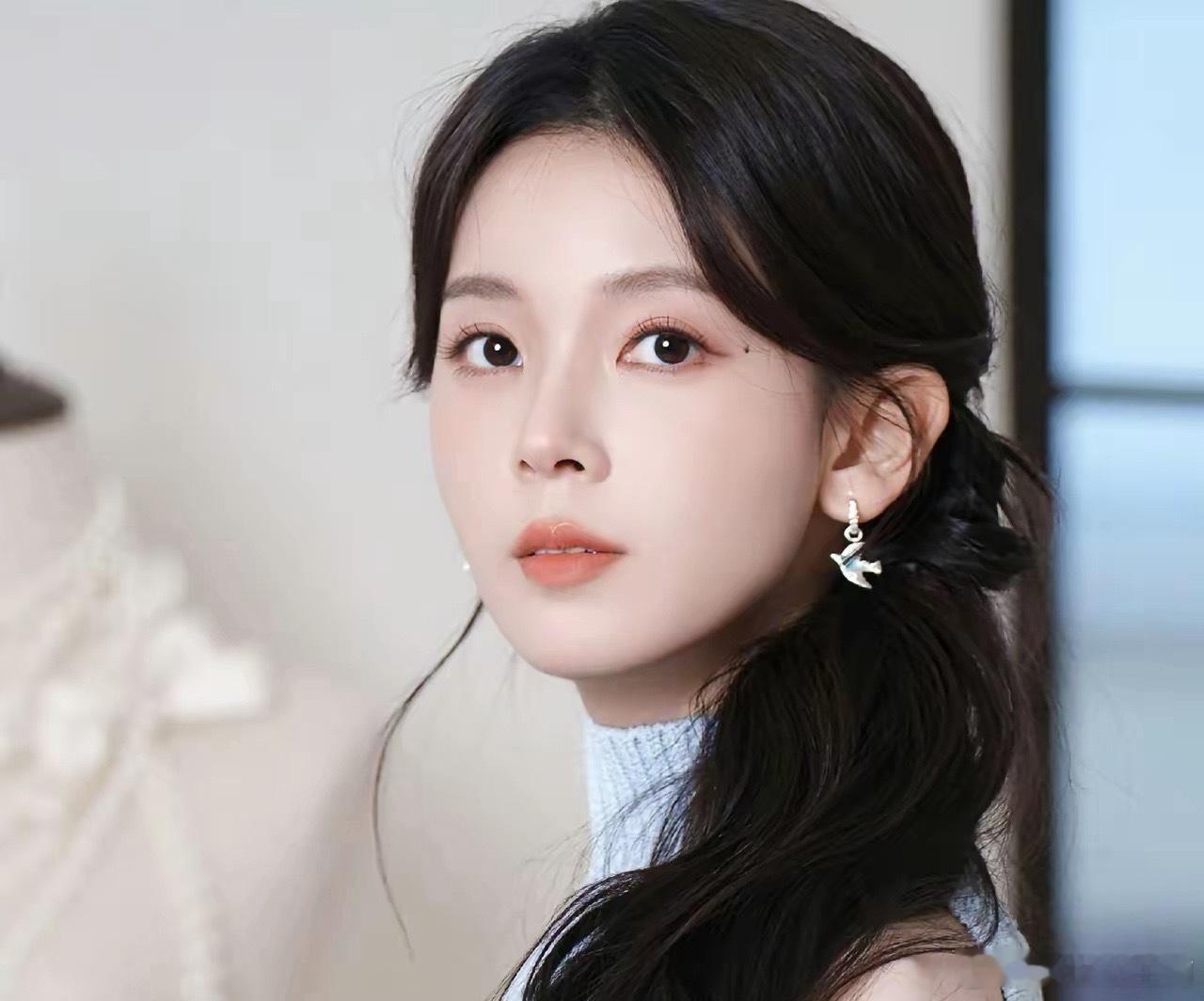 罗云熙陈瑶恋情顶流深夜恋情瓜！罗云熙陈瑶被拍同回小区，细节甜到离谱内娱深夜突降大