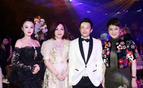 冉莹颖和四太合影，四太会跳舞，冉莹颖也会跳舞，看来不少富婆都有点才艺在身。