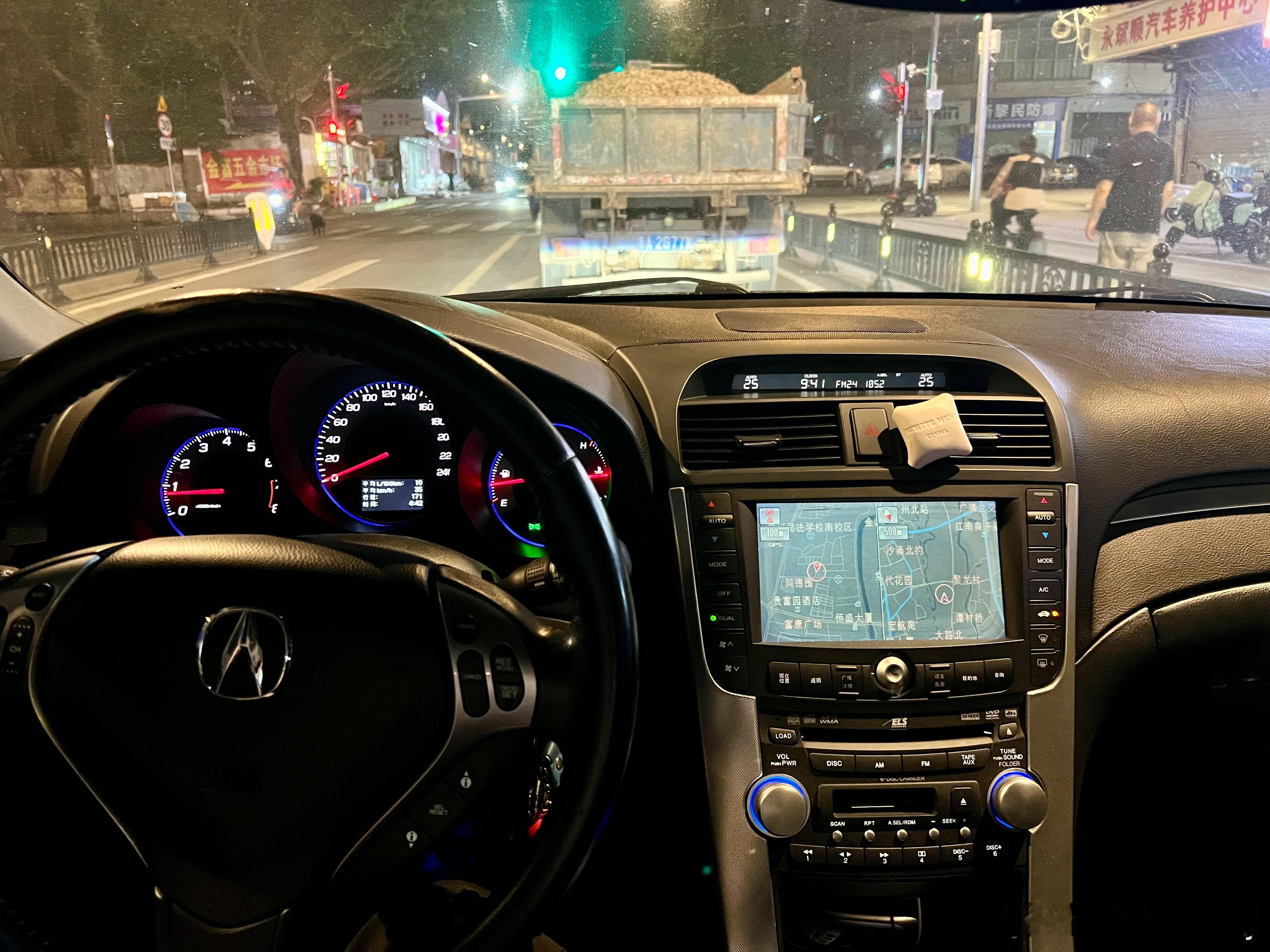 今天我姑帮我挪车，说你的车好难开啊，座椅怎么调都往前不了，脚都差点踩不到油门。我