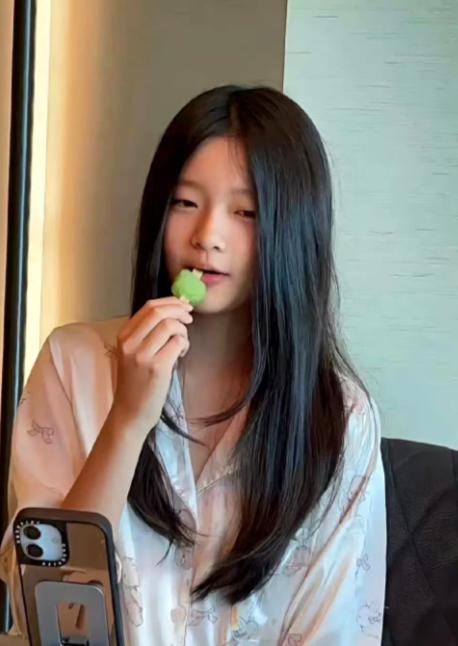 有些光芒，好像是天生注定的！小玥儿一露面，小S女儿的努力全白费！基因这个