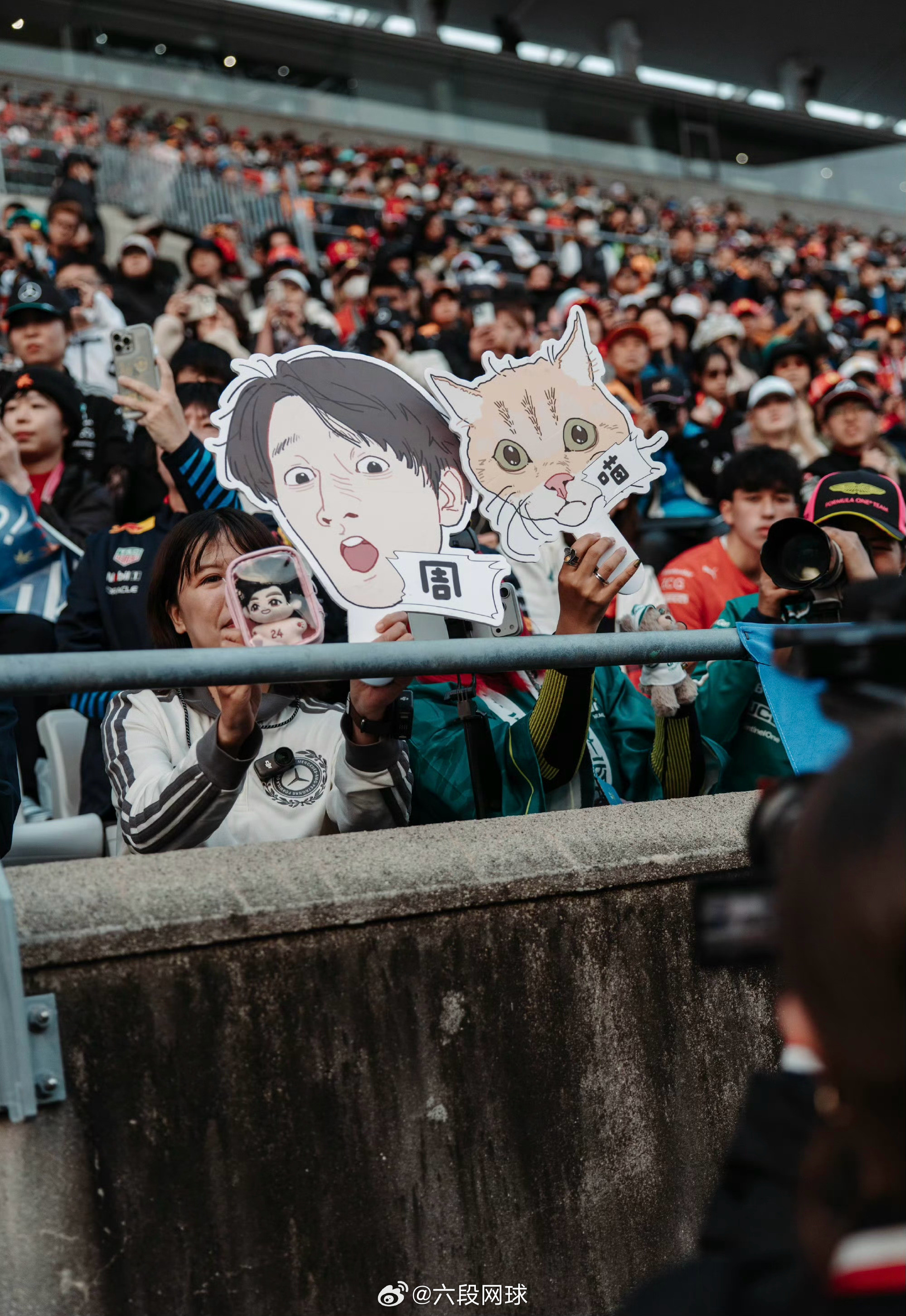 周冠宇日本站排面车手周冠宇中国车手周冠宇在日本铃鹿也有专属看台，海外车迷对周冠宇