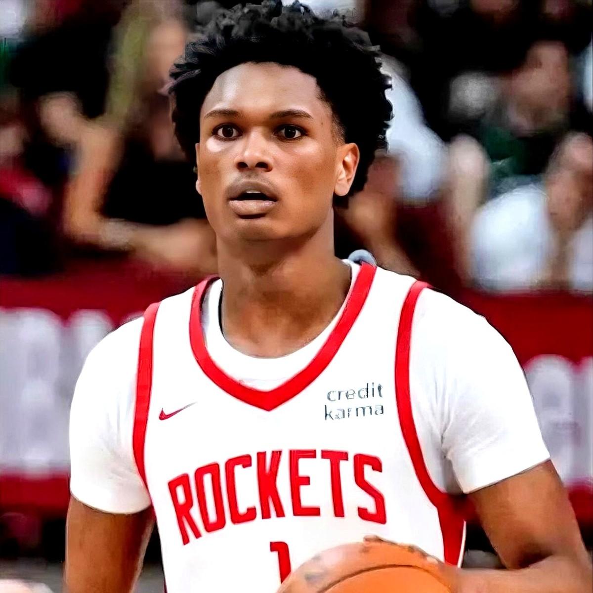 投篮撅屁股，这动作真不是白给的。火箭打太阳那场球，大家都在聊阿门的投篮。他那