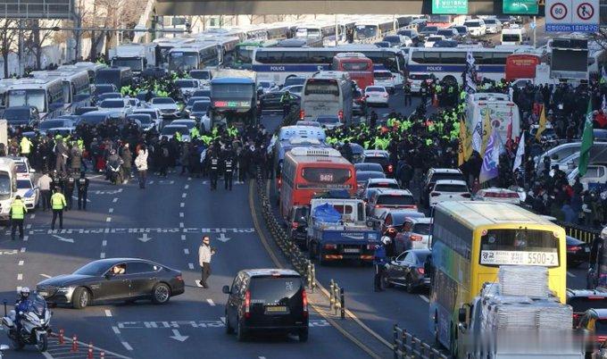 韩国首尔，当地时间1月15日——在试图阻止总统安全局的行动后，韩国当局的人员于周